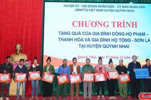 Dòng họ Phạm- Thanh Hóa và dòng họ Tòng- Sơn La tặng quà tại huyện Quỳnh Nhai