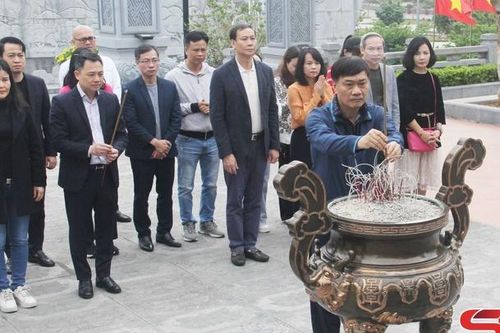 Đoàn công tác Ủy ban Kinh tế của Quốc hội dâng hương Đền thờ Bác Hồ và Nhà tưởng niệm các Anh hùng liệt sĩ Nhà tù Sơn La
