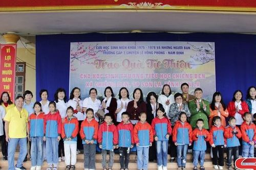 Trao quà cho học sinh xã Chiềng Đen
