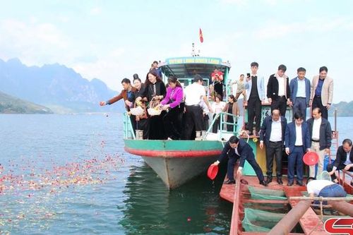 Lễ phóng sinh, tái tạo nguồn lợi thủy sản trên lòng hồ Quỳnh Nhai
