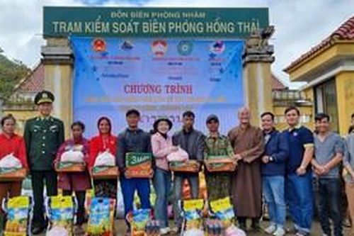 Tặng quà cho Nhân dân bản Sê Sáp