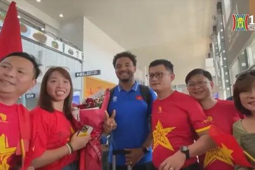 Cổ động viên chào đón đội tuyển Việt Nam tới Lào