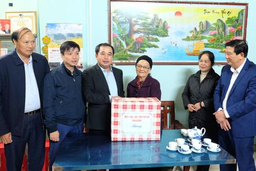 Đoàn công tác Tỉnh ủy Hải Dương thăm, tặng quà các gia đình chính sách trên địa bàn Thành phố