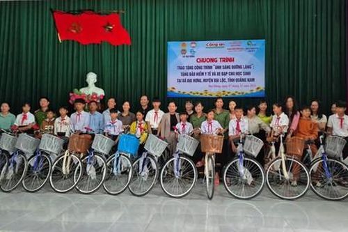 Ban Chuyên đề Công an TPHCM và nhà hảo tâm trao quà tại Quảng Nam