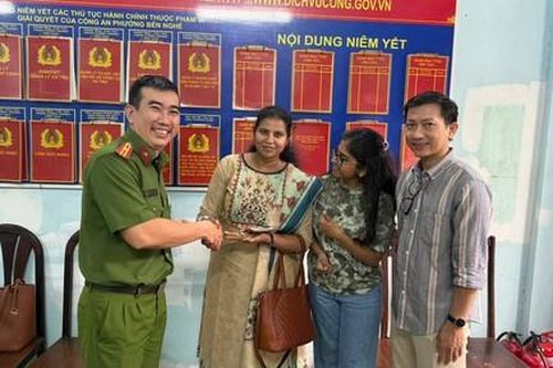 Công an P.Bến Nghé 'thần tốc' bắt kẻ cướp giật, trao trả tài sản cho du khách
