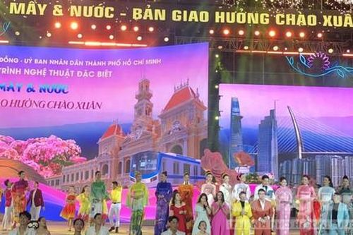 Đông đảo người dân đến Quảng trường Lâm Viên - Đà Lạt thưởng thức đêm nhạc đặc biệt