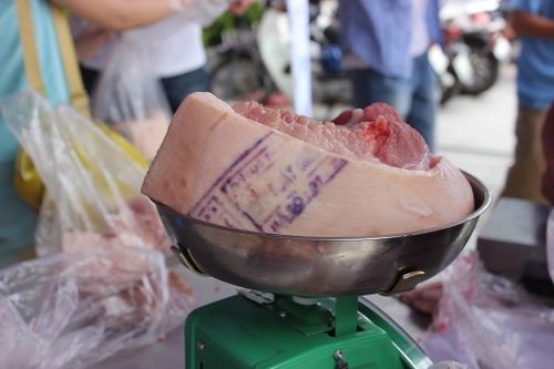 Dấu kiểm định trên thịt lợn có độc hại?