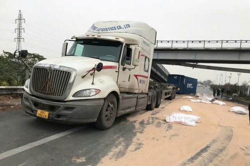 Xe đầu kéo đâm hỏng cầu dân sinh, tạm đóng một đoạn Quốc lộ 18 qua Bắc Ninh