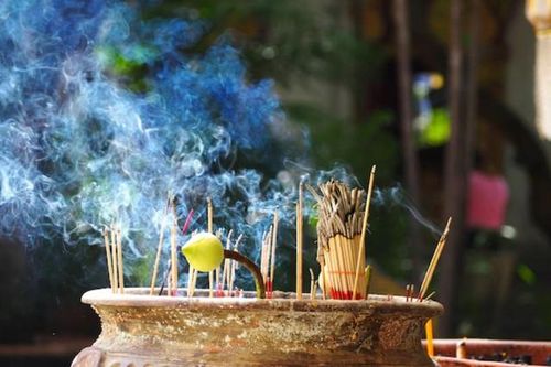 Sau khi thắp hương bao lâu thì hạ lễ?