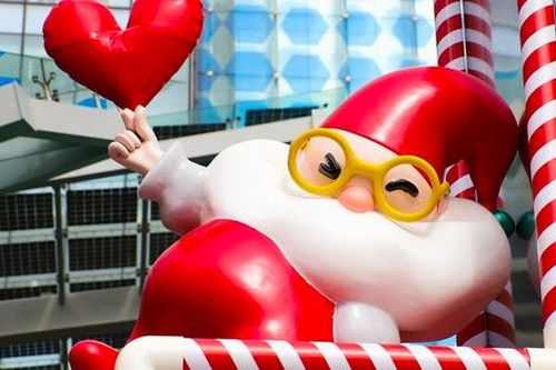 Nhiều ông già tuyết, cây thông Noel khổng lồ 'mọc' trên phố Hà Nội