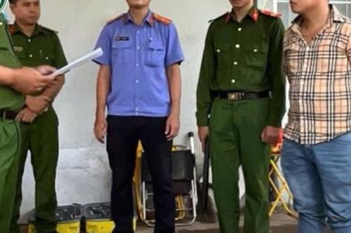 Công an tóm gọn kẻ cầm đầu vụ nổ súng pháo, cầm gạch đá tấn công nhà chủ nợ để 'dằn mặt'