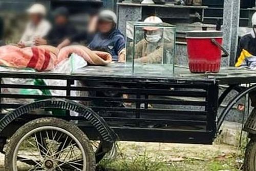Bất ngờ phát hiện thi thể người đàn ông trùm chăn trên xe lôi