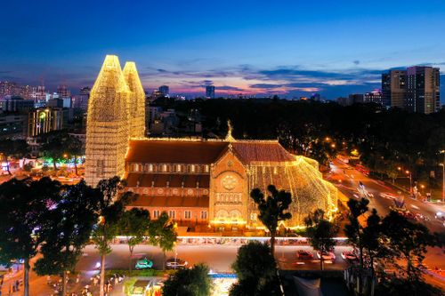 500 km đèn LED thắp sáng nhà thờ Đức Bà dịp Giáng sinh