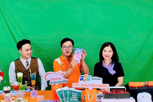 Nghề livestream bán hàng thu hút nhiều người trẻ