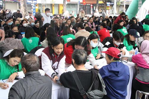 Hàng nghìn người dân Thủ đô sàng lọc miễn phí vi khuẩn dạ dày, bệnh không lây nhiễm