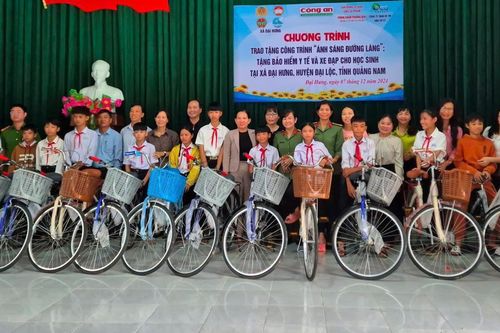 Trao tặng công trình 'Ánh sáng đường làng', tặng quà cho người dân có hoàn cành khó khăn