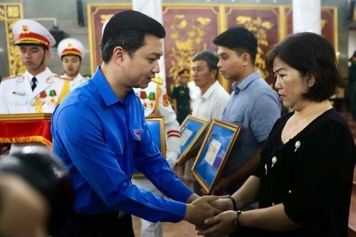 Truy tặng Huy hiệu Tuổi trẻ dũng cảm của BCH T.Ư Đoàn cho 12 liệt sĩ thuộc Quân khu 7, hy sinh khi diễn tập