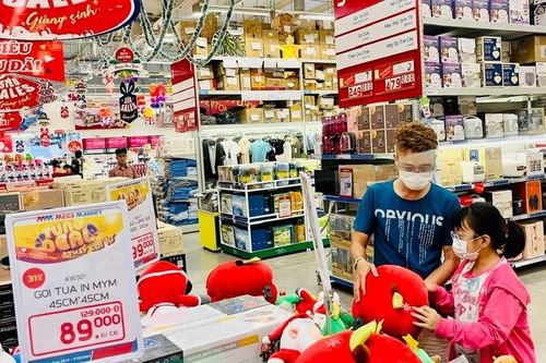 Cuối tuần, người dân tấp nập mua sắm, vui chơi