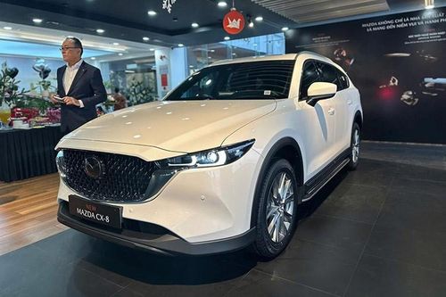 Mazda CX-8 2025 'bằng xương bằng thịt' từ 969 triệu tại Việt Nam