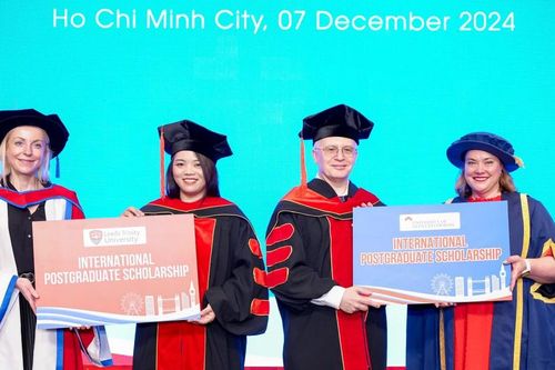 Đại học Gloucestershire của Anh Quốc trao học bổng hơn 2 tỷ cho tân cử nhân UEF