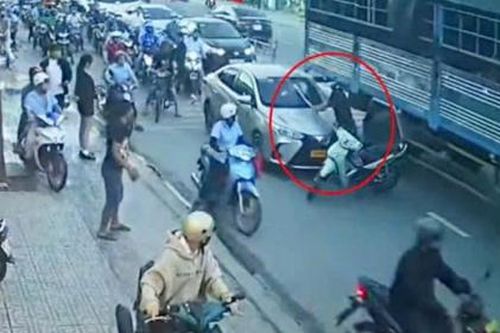 Người đàn ông đi xe máy chặn đầu ô tô, đập phá giữa đường ở Bình Dương