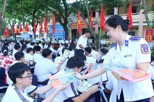 BTL Vùng Cảnh sát biển 4 tuyên truyền, phổ biến, giáo dục pháp luật cho học sinh