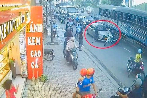 Người đàn ông chặn đầu ô tô, đập kính xe giữa đường phố