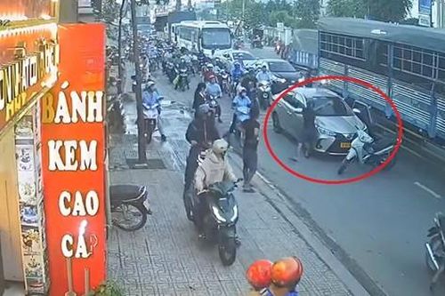 Lưu thông vào làn xe máy, ô tô bị chặn đầu, đập phá kính chắn gió