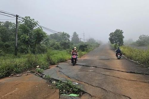 Đường tiền tỷ bỏ hoang gây lãng phí ở phố thị hoa vàng