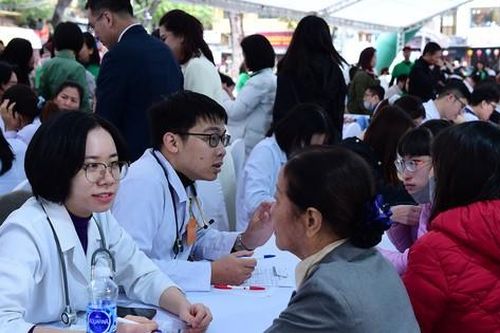 Thầy thuốc trẻ khám sàng lọc, tầm soát ung thư cho người dân ở phố đi bộ Hoàn Kiếm