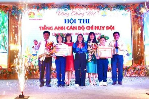 Chỉ huy Đội tranh tài sôi nổi tại hội thi hùng biện tiếng Anh ở Khánh Hòa