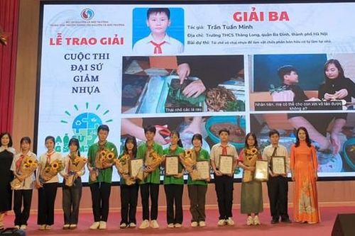 Học sinh đoạt giải Ba 'Đại sứ giảm nhựa' với đề tài tái chế chai nhựa