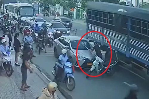 Nam thanh niên đập phá xe ô tô khi va quẹt trên đường ở Bình Dương
