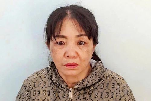 Bắt tạm giam 'mẹ nuôi' tạt nước sôi bé gái 12 tuổi vì làm mất vé số