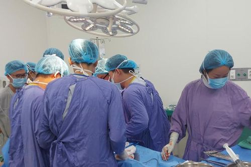 Cuộc gọi lúc nửa đêm khiến toàn bệnh viện khẩn cấp cứu nam thanh niên nguy kịch