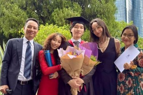 Mỹ Linh mừng con trai tốt nghiệp ngành Y tại Úc, thuộc 2% thí sinh điểm số cao