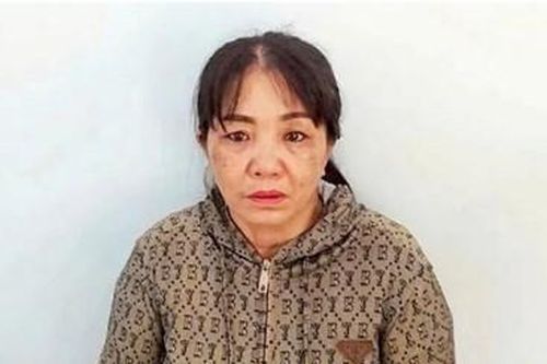 Khởi tố 'mẹ nuôi' tạt nước sôi vào bé gái 12 tuổi
