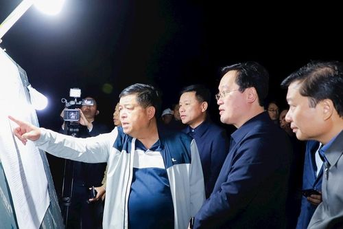 Bộ trưởng Bộ Kế hoạch và Đầu tư kiểm tra tiến độ dự án đường ven biển tại Nghệ An