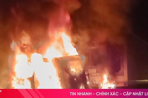Xe container bốc cháy dữ dội trong đêm ở Hương Khê