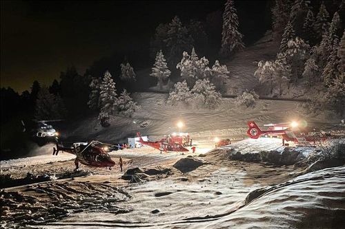 Cứu sống 3 người bị chôn vùi do lở tuyết ở dãy Alps
