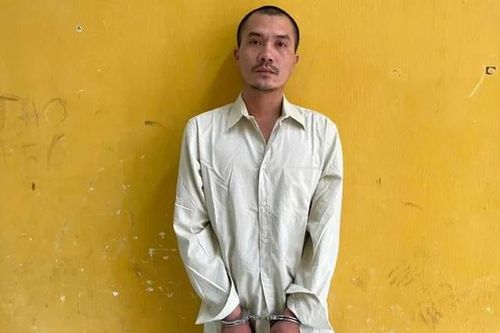 Bắt tài xế xe tải chạy trên đường khi có người đu trước kính chắn gió