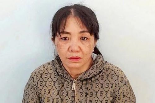 Khởi tố mẹ nuôi tạt nước sôi bé gái vì làm mất vé số
