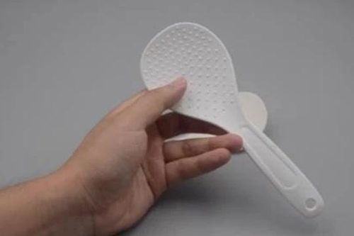 Bất ngờ với công dụng của những chiếc mụn nhỏ trên thìa xới cơm, bí mật ít ai biết