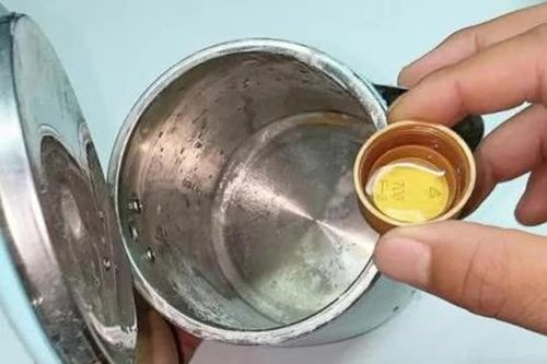 Mẹo kỳ diệu: Chỉ với một giọt, lớp cặn cứng đầu trong ấm có thể dễ dàng bong ra, khiến ấm đun nước trông như mới ngay lập tức!