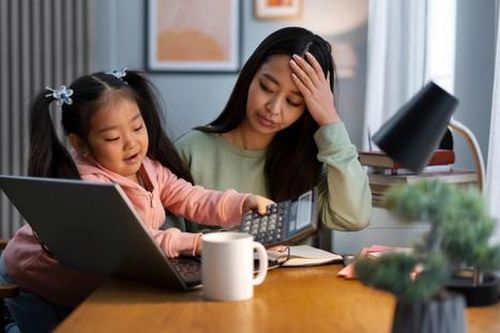 Vô tình kiểm tra cặp của con, mẹ nói không nên lời khi thấy bức tranh vẽ nội dung 'lạ'