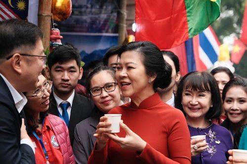 Phu nhân Ngô Phương Ly cùng các nhà ngoại giao trải nghiệm ẩm thực quốc tế tại Hà Nội