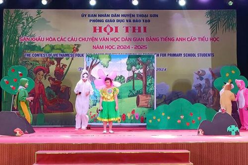 Thoại Sơn sôi nổi Hội thi sân khấu hóa các câu chuyện văn học dân gian bằng tiếng Anh