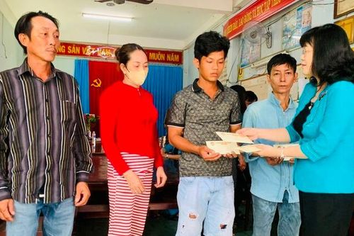 Lãnh đạo UBMTTQVN tỉnh An Giang thăm hỏi, động viên, hỗ trợ các hộ gia đình bị thiệt hại do hỏa hoạn