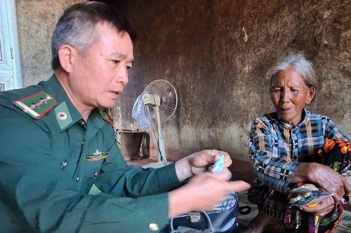 Nghĩa tình thầy thuốc quân hàm xanh