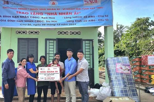 Trao tặng 2 'Nhà nhân ái' cho gia đình nạn nhân chất độc da cam tại Chư Sê